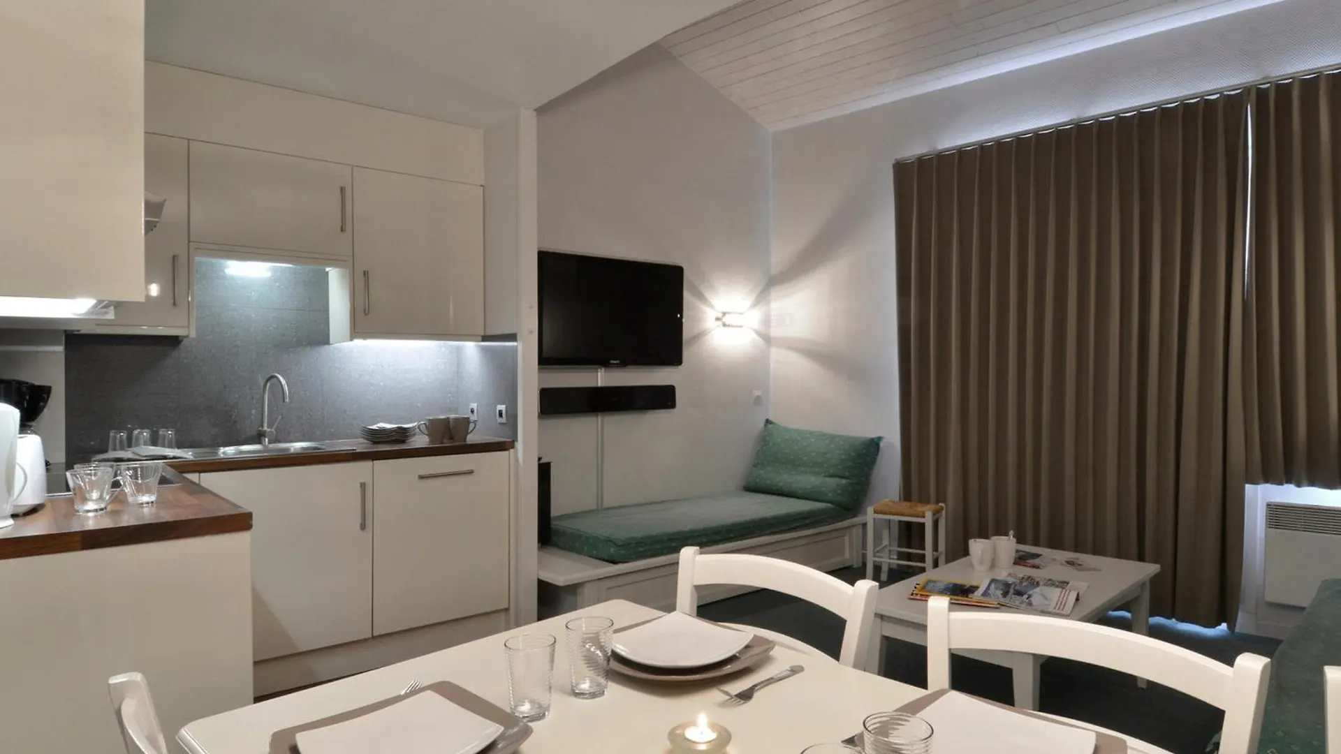 Appartement Renove 7 Pers - Ski Aux Pieds - Balcon - Animaux Admis - Fr-1-181-2028 contacts